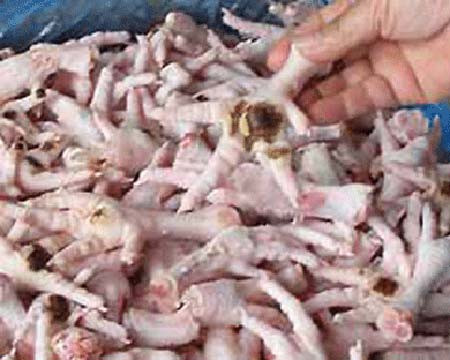 Chân gà nhập khẩu có mùi hôi thối. Ảnh minh họa.