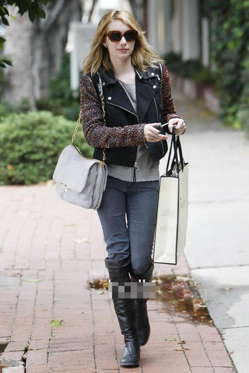 Emma Roberts là tín đồ của những chiếc túi xách Miu Miu... Emma Roberts là tín đồ của những chiếc túi xách Miu Miu...