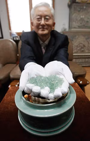 Dịch vụ biến hài cốt thành xá lợi với 18 triệu đồng ảnh 1