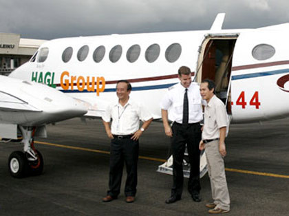 Bầu Đức cùng phi hành đoàn bên cạnh chiếc máy bay riêng.