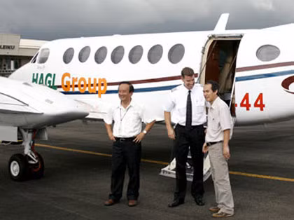 Bầu Đức cùng phi hành đoàn bên cạnh chiếc máy bay riêng.