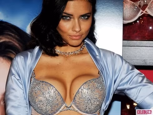 Năm 2010: Thiên thần đầu đàn Adriana Lima diện chiếc áo Bombshell Fantasy bốc lửa, trị giá 2 triệu USD. Trên áo có 300 viên đá quý gồm kim cương trắng, lam ngọc, hoàng ngọc. Mất 1.500 giờ (hơn 2 tháng) để các nhà thiết kế, nhà kim hoàn hoàn thành chiếc áo.