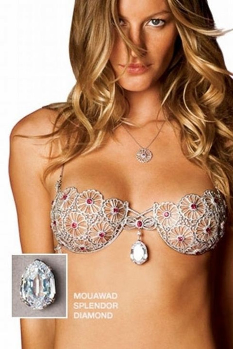 Năm 2005: Gisele Bundchen trình diễn chiếc áo Sexy Splendor Fantasy rất đắt tiền: 12,5 triệu USD. Chiếc áo có viên kim cương lớn 101 carat ở chính giữa. Nhưng đây chưa phải chiếc áo lót đắt nhất của Victoria's Secret, và cũng không phải chiếc áo lót đắt nhất mà siêu mẫu số một thế giới từng trình diễn. Năm 2005: Gisele Bundchen trình diễn chiếc áo Sexy Splendor Fantasy rất đắt tiền: 12,5 triệu USD. Chiếc áo có viên kim cương lớn 101 carat ở chính giữa. Nhưng đây chưa phải chiếc áo lót đắt nhất của Victoria's Secret, và cũng không phải chiếc áo lót đắt nhất mà siêu mẫu số một thế giới từng trình diễn.