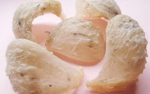 9. Yến sào Được làm từ nước dãi của những con chim yến, yến sào (tổ chim yến) là một đặc sản có hương vị rất hấp dẫn và giá trị dinh dưỡng cao. Từ thời xưa, yến sào đã được khai thác tại các đảo Yến ở ngoài khơi tỉnh Khánh Hòa để cung tiến các vua chúa.