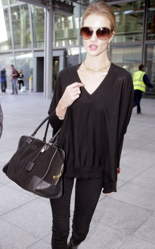 Chân dài Rosie Huntington-Whiteley tin dùng túi xách Lowe. Chân dài Rosie Huntington-Whiteley tin dùng túi xách Lowe.