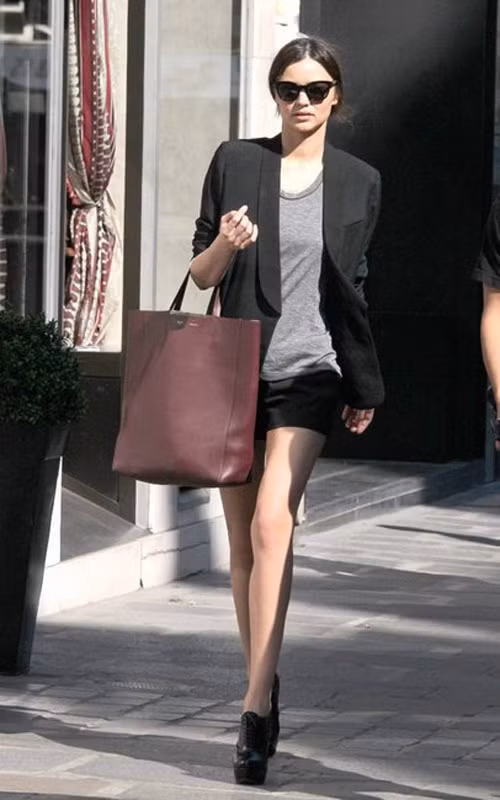 Miranda Kerr cực 'bồ kết' túi xách Celine.