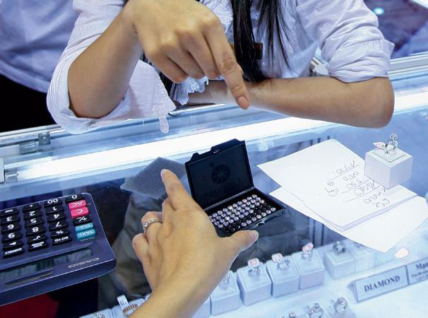 Các cặp uyên ương chuyển sang sắm vàng trắng đính kim cương làm sính lễ ngày cưới, thay vì chọn vàng.