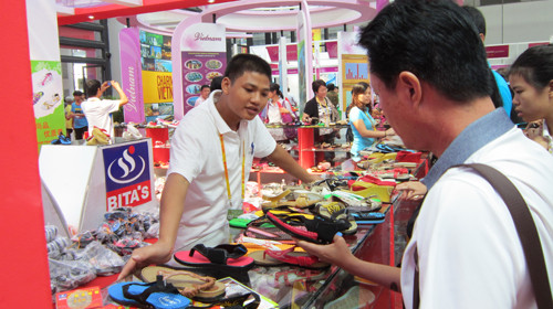 Người tiêu dùng chọn mua giày Bita’s tại hội chợ ASEAN Expo ở Nam Ninh (TQ) cuối tháng 10/2011. Người tiêu dùng chọn mua giày Bita’s tại hội chợ ASEAN Expo ở Nam Ninh (TQ) cuối tháng 10/2011.