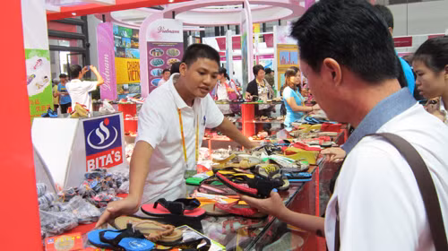 Người tiêu dùng chọn mua giày Bita’s tại hội chợ ASEAN Expo ở Nam Ninh (TQ) cuối tháng 10/2011.