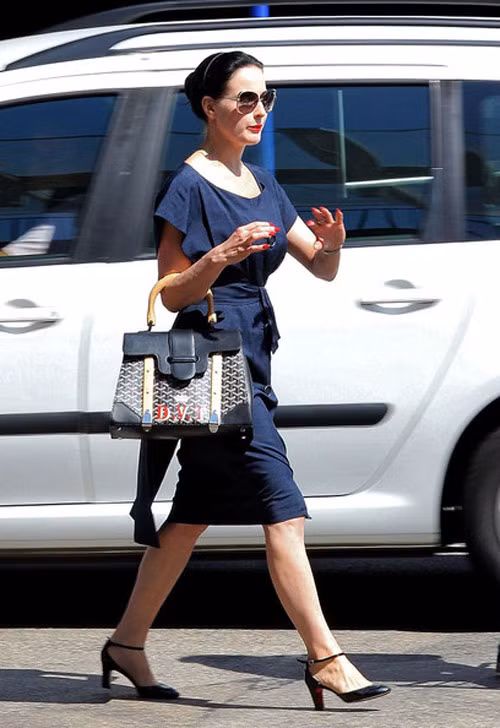 Chiếc túi xách Goyard Saigon được Dita Von Teese sử dụng đi sử dụng lại rất nhiều lần.