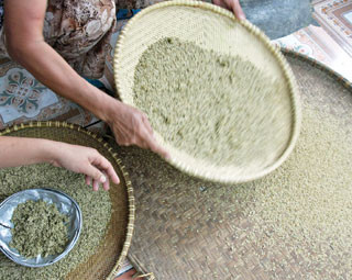 Cốm khi làm xong có màu nâu rất xấu, là kết quả của quá trình luộc và rang thóc trước khi giã, sảy. Do vậy nhiều người đã nhuộm bằng màu công nghiệp Malachite green để cho đẹp mắt.