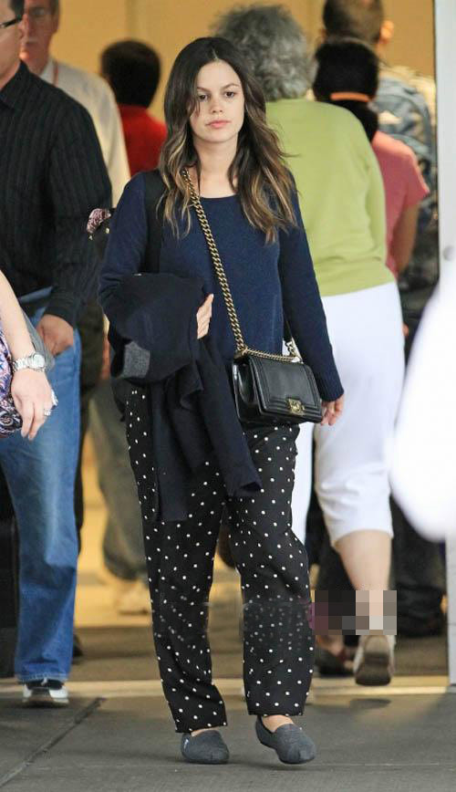 Rachel Bilson xuất hiện mọi lúc mọi nơi với chiếc túi xách hộp cổ điển của Chanel Rachel Bilson xuất hiện mọi lúc mọi nơi với chiếc túi xách hộp cổ điển của Chanel