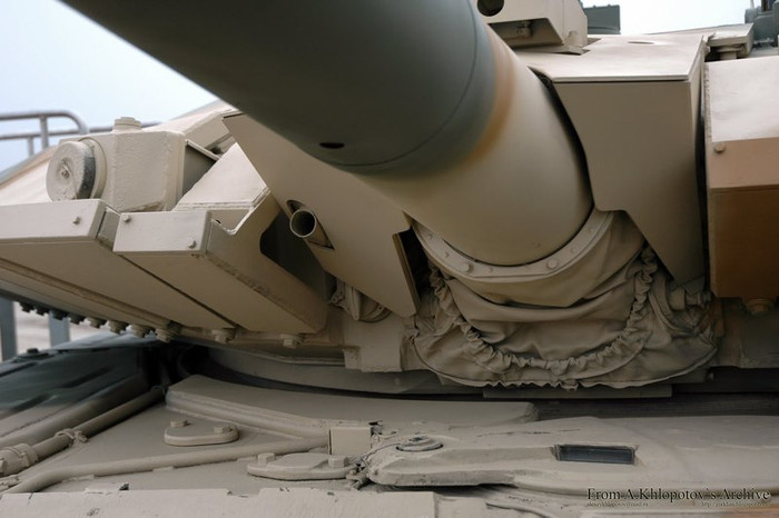 T-90MS được lắp động cơ mới, được tăng lực lên tới 1.130 mã lực, hộp số tự động điện tử và vô lăng để lái xe. T-90MS được lắp động cơ mới, được tăng lực lên tới 1.130 mã lực, hộp số tự động điện tử và vô lăng để lái xe.