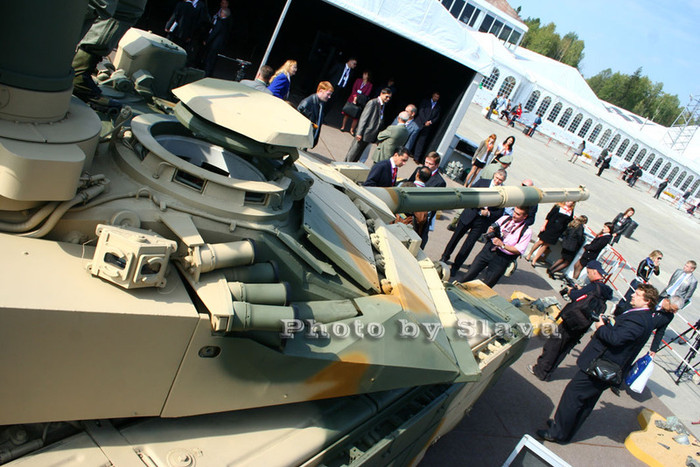 Xe tăng còn được lắp thiết bị đạo hàng vệ tinh lưỡng hệ GLONASS-GPS và các khí tài liên lạc hiện đại. Xe tăng còn được lắp thiết bị đạo hàng vệ tinh lưỡng hệ GLONASS-GPS và các khí tài liên lạc hiện đại.