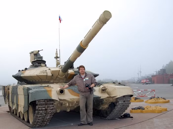 T-90MS có hệ thống điều khiển hỏa lực Kalina, không hề thua kém các mẫu tốt nhất của thế giới. Chẳng hạn, Kalina có khả năng tự động bám mục tiêu. Pháo thủ sử dụng máy ngắm hỗn hợp với các kênh ảnh nhiệt, quang học và laser.