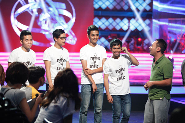 Và nghe những lời nhắc nhở của ban giám khảo.