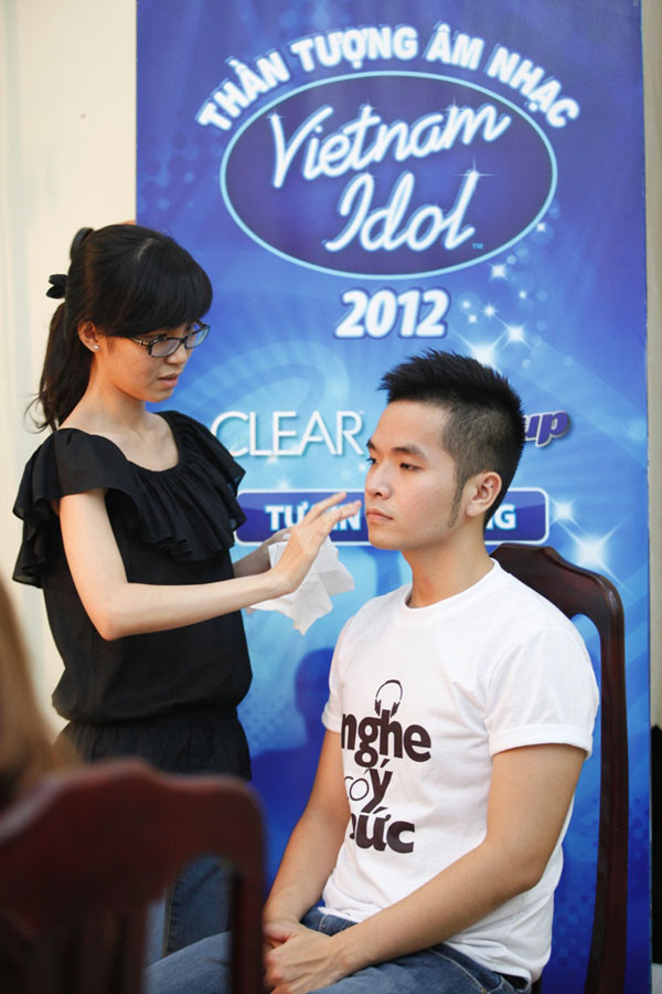 ... mà cả các chàng trai cũng được điểm phấn tô son rất cẩn thận.