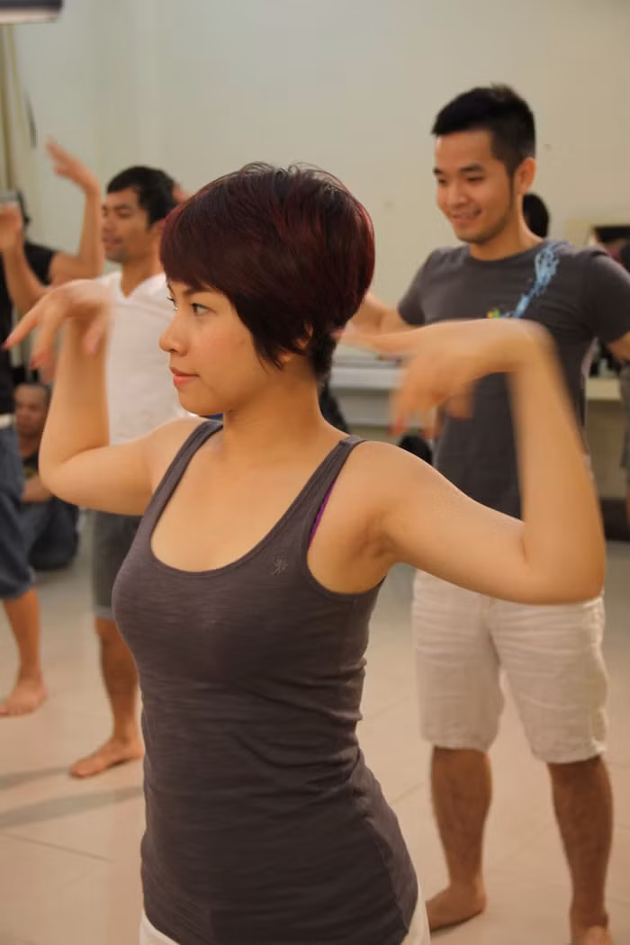 Các thí sinh luyện tập vũ đạo. Các thí sinh luyện tập vũ đạo.