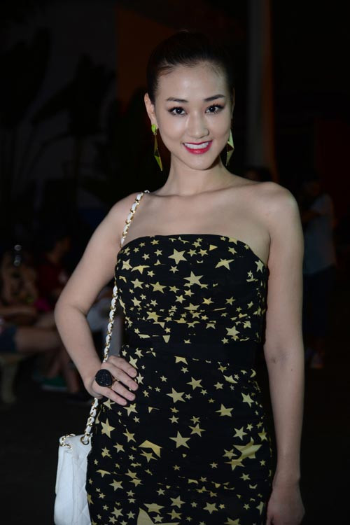 Maya cũng tạm ngưng đi diễn để xem các thí sinh The Voice biểu diễn. Nữ diễn viên vừa có một vai rất ấn tượng trong phim Scandal của Victor Vũ. Cô diện đầm bó sát, khoe đôi vai trần gợi cảm. Maya cũng tạm ngưng đi diễn để xem các thí sinh The Voice biểu diễn. Nữ diễn viên vừa có một vai rất ấn tượng trong phim Scandal của Victor Vũ. Cô diện đầm bó sát, khoe đôi vai trần gợi cảm.