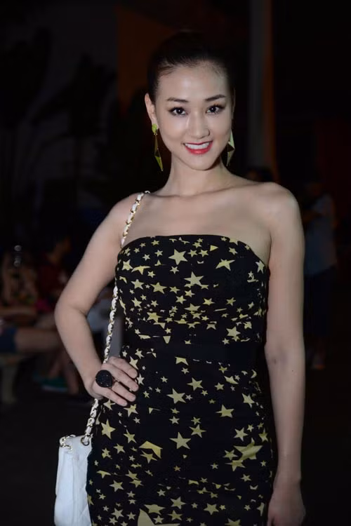 Maya cũng tạm ngưng đi diễn để xem các thí sinh The Voice biểu diễn. Nữ diễn viên vừa có một vai rất ấn tượng trong phim Scandal của Victor Vũ. Cô diện đầm bó sát, khoe đôi vai trần gợi cảm. Maya cũng tạm ngưng đi diễn để xem các thí sinh The Voice biểu diễn. Nữ diễn viên vừa có một vai rất ấn tượng trong phim Scandal của Victor Vũ. Cô diện đầm bó sát, khoe đôi vai trần gợi cảm.