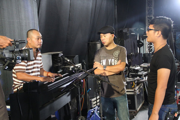 Anh luôn theo sát mọi hoạt động của Ban nhạc và thí sinh. Anh luôn theo sát mọi hoạt động của Ban nhạc và thí sinh.