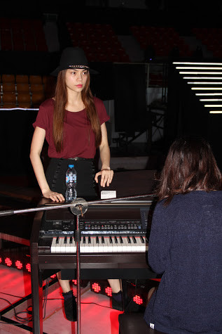 Hồ Hà chăm chú xem Thái Trinh vừa đàn vừa hát. Hồ Hà chăm chú xem Thái Trinh vừa đàn vừa hát.