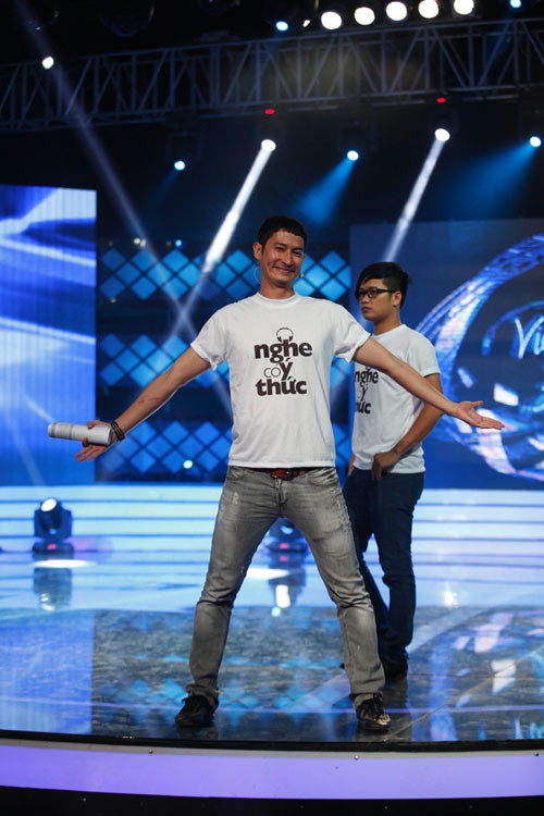 MC Huy Khánh nhí nhảnh chụp hình cùng các thí sinh.