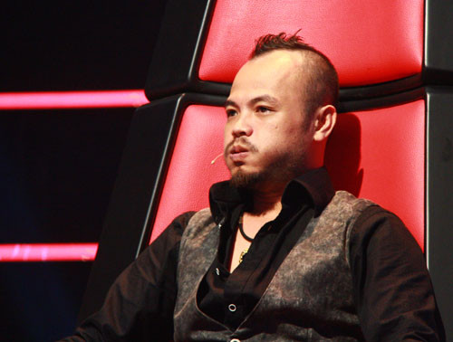 Huấn luyện viên Trần Lập tỏ ra căng thẳng khi phải "quyết định" Huấn luyện viên Trần Lập tỏ ra căng thẳng khi phải "quyết định"