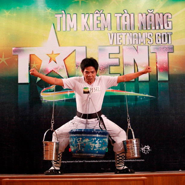 Thí sinh nam này với màn biểu diễn rùng rợn khi dùng răng nhấc bổng hàng 100kg. Thí sinh nam này với màn biểu diễn rùng rợn khi dùng răng nhấc bổng hàng 100kg.