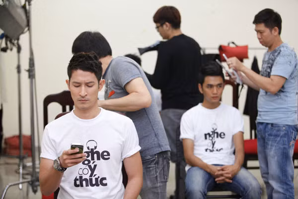 Không chỉ có các thí sinh, MC Huy Khánh cũng được "chăm sóc" rất tỉ mỉ.