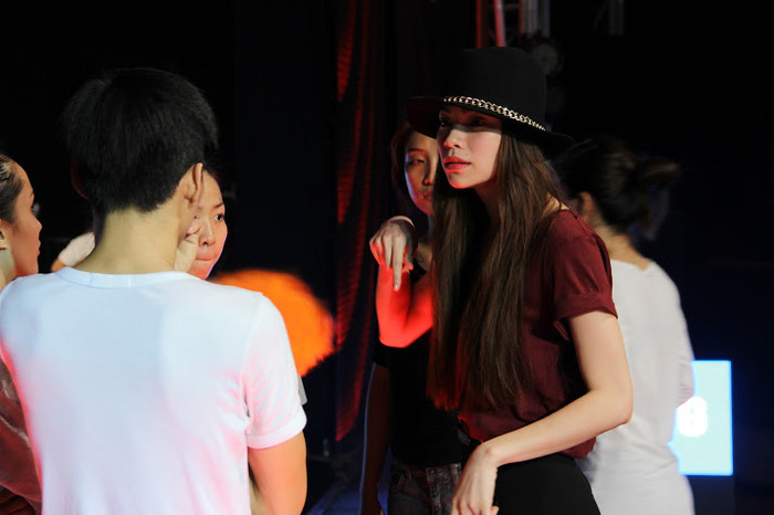 Huấn luyện viên Hồ Ngọc Hà cũng tỏ ra khá căng thẳng trước giờ G. Huấn luyện viên Hồ Ngọc Hà cũng tỏ ra khá căng thẳng trước giờ G.