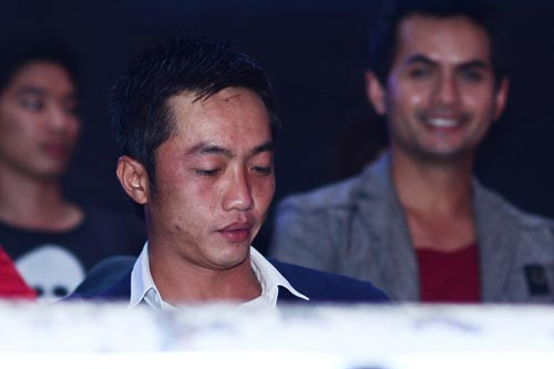 Doanh nhân trẻ ngồi theo dõi các tiết mục của các thí sinh đội Hồ Ngọc Hà. Nhiều khán giả tin rằng, sự xuất hiện của anh tại Nhà thi đấu Phan Đình Phùng tối nay giúp Hồ Ngọc Hà có những lời nhận xét hứng khởi hơn. Doanh nhân trẻ ngồi theo dõi các tiết mục của các thí sinh đội Hồ Ngọc Hà. Nhiều khán giả tin rằng, sự xuất hiện của anh tại Nhà thi đấu Phan Đình Phùng tối nay giúp Hồ Ngọc Hà có những lời nhận xét hứng khởi hơn.