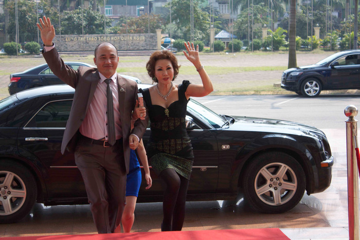 Bà Yvonne Thúy Hoàng trong lễ khai trương công ty bán hàng đa cấp bHIP tại Việt Nam. Trên website chính thức của công ty này, bà được gọi là 'thủ lĩnh'. Bà Yvonne Thúy Hoàng trong lễ khai trương công ty bán hàng đa cấp bHIP tại Việt Nam. Trên website chính thức của công ty này, bà được gọi là 'thủ lĩnh'.