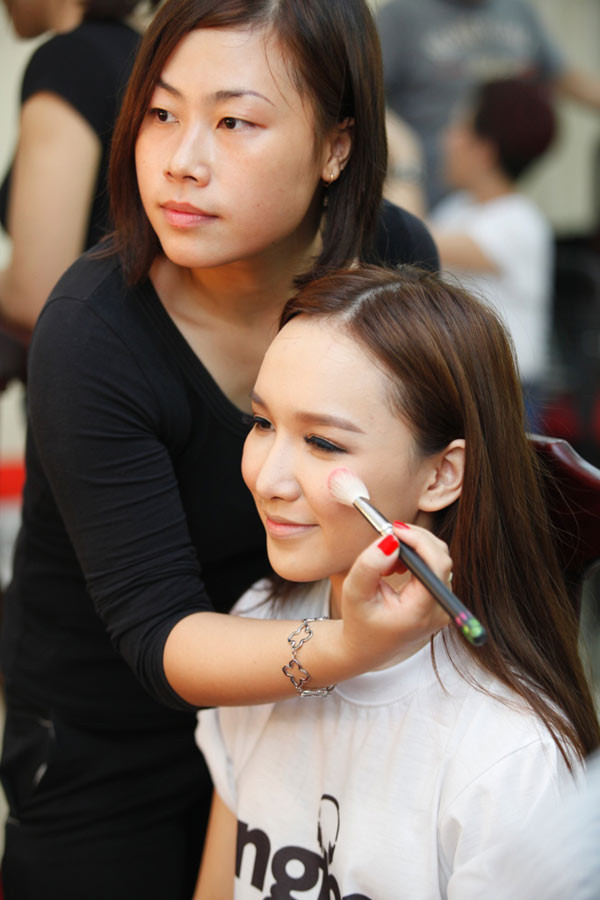 Không riêng gì các cô gái...