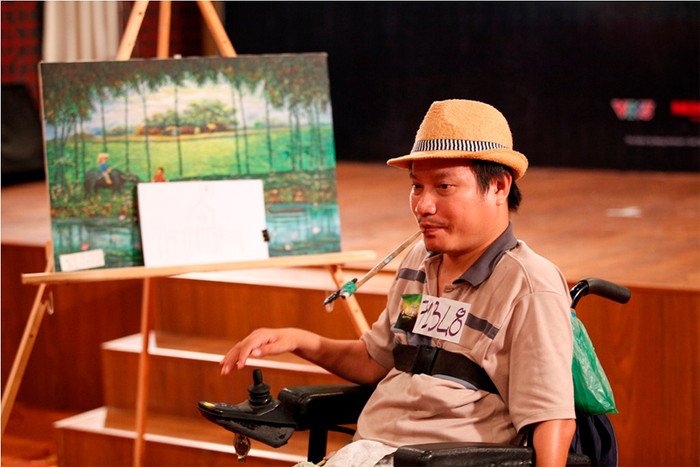 Vẽ tranh bằng miệng của thí sinh Đỗ Minh Tâm. Vẽ tranh bằng miệng của thí sinh Đỗ Minh Tâm.