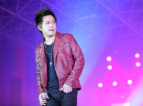 Sau khi Bằng Kiều xuất ngoại, Tuấn Hưng ngày càng khẳng định được phong cách riêng trong dòng nhạc trẻ và đến nay đã có một lượng fan hùng hậu, cũng không thua kém gì đàn anh Bằng Kiều thời "hoàng kim" ở Việt Nam. Sau khi Bằng Kiều xuất ngoại, Tuấn Hưng ngày càng khẳng định được phong cách riêng trong dòng nhạc trẻ và đến nay đã có một lượng fan hùng hậu, cũng không thua kém gì đàn anh Bằng Kiều thời "hoàng kim" ở Việt Nam.