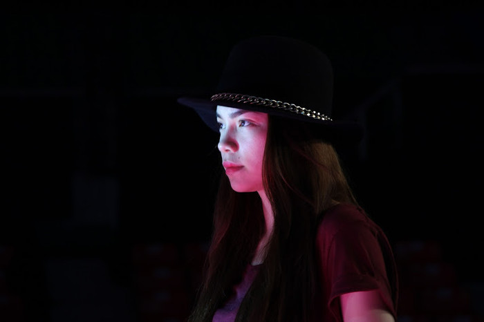 Sự lo lắng hiện rõ trên khuôn mặt của nữ huấn luyện viên xinh đẹp này. Sự lo lắng hiện rõ trên khuôn mặt của nữ huấn luyện viên xinh đẹp này.