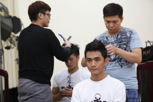 Trước giờ lên sóng, các thí sinh đã được trang điểm rất kỹ lưỡng