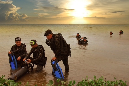 Phối hợp với đặc công làm chủ trang bị mới Phối hợp với đặc công làm chủ trang bị mới