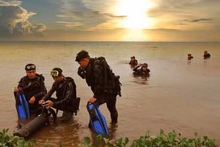 Phối hợp với đặc công làm chủ trang bị mới Phối hợp với đặc công làm chủ trang bị mới