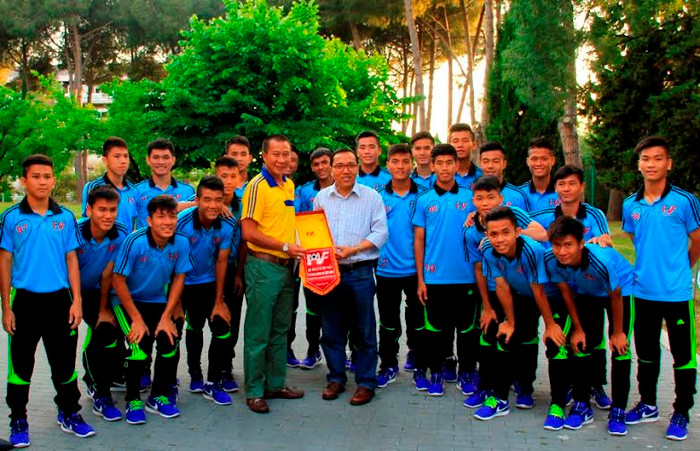 Đội tuyển U18 PVF chụp ảnh cùng ông Nguyễn Hoàng Long - Đại sứ Đặc mệnh Toàn quyền CHXHCN Việt Nam tại Italia.