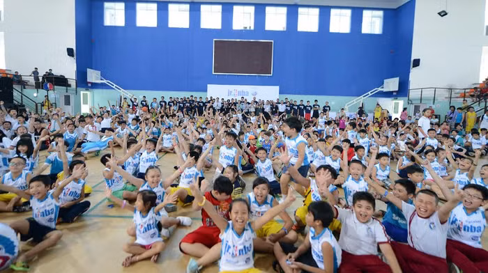 Các em nhỏ hào hứng tham gia buổi khởi động chương trình phát triển tài năng bóng rổ trẻ.