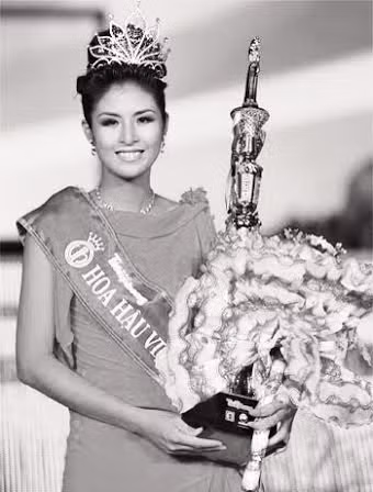 Ngọc Hân trong đêm đăng quang Hoa hậu Việt Nam 2012.