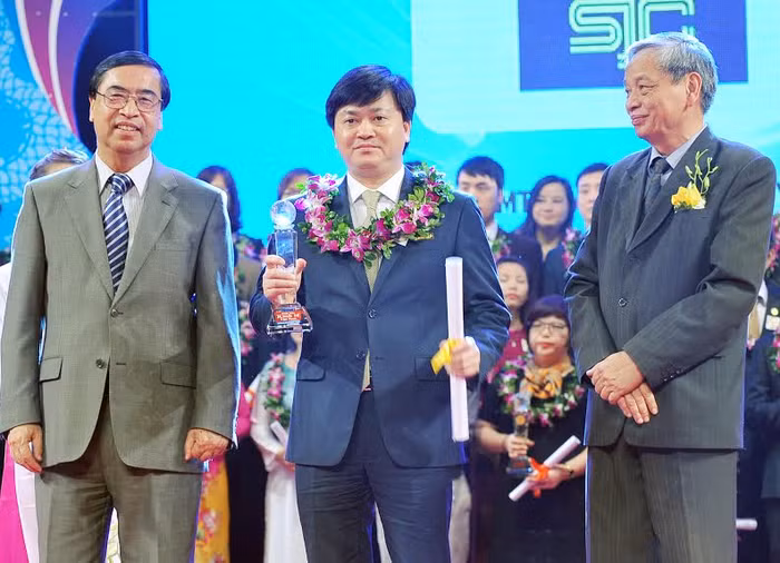 TS. Lê Đức Thọ - Tổng Giám đốc VietinBank nhận Cúp Thương hiệu mạnh Việt Nam lần thứ XI TS. Lê Đức Thọ - Tổng Giám đốc VietinBank nhận Cúp Thương hiệu mạnh Việt Nam lần thứ XI