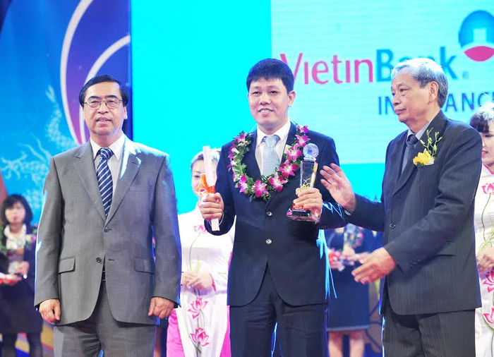 Lãnh đạo VBI nhận danh hiệu “Thương hiệu mạnh Việt Nam 2014”.