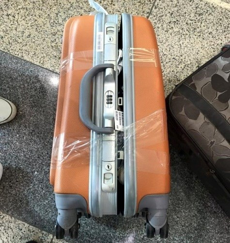 Va li của hành khách Vietjet có dấu hiệu bung khóa. Va li của hành khách Vietjet có dấu hiệu bung khóa.