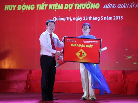 Phó Tổng Giám đốc Agribank - ông Nguyễn Tuấn Anh thay mặt Ban lãnh đạo Agribank dự và trao thưởng cho khách hàng.