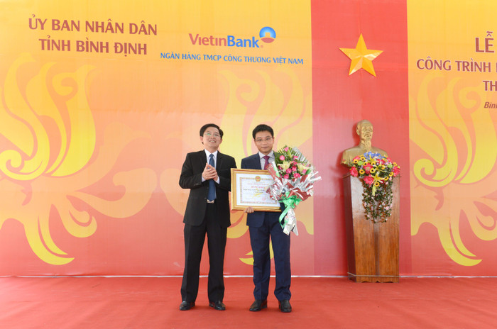 UBND tỉnh Bình Định tặng Bằng khen cho tập thể VietinBank. UBND tỉnh Bình Định tặng Bằng khen cho tập thể VietinBank.