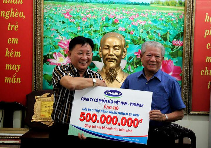 Ông Nguyễn Thanh Tú – Chủ tịch Công đoàn Vinamilk (bên trái) đại diện công ty trao tặng 500 triệu đồng cho ông Trần Thành Long – Chủ tịch Hội Bảo trợ Bệnh nhân nghèo TP.HCM để giúp trẻ em bị bệnh tim bẩm sinh. Ông Nguyễn Thanh Tú – Chủ tịch Công đoàn Vinamilk (bên trái) đại diện công ty trao tặng 500 triệu đồng cho ông Trần Thành Long – Chủ tịch Hội Bảo trợ Bệnh nhân nghèo TP.HCM để giúp trẻ em bị bệnh tim bẩm sinh.