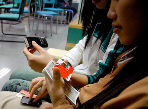 10 tháng vừa qua, số thuê bao điện thoại cả nước phát triển mới đạt hơn 10 triệu, tăng 9,3% so với cùng kỳ. Ảnh: Hoàng Hà 10 tháng vừa qua, số thuê bao điện thoại cả nước phát triển mới đạt hơn 10 triệu, tăng 9,3% so với cùng kỳ. Ảnh: Hoàng Hà